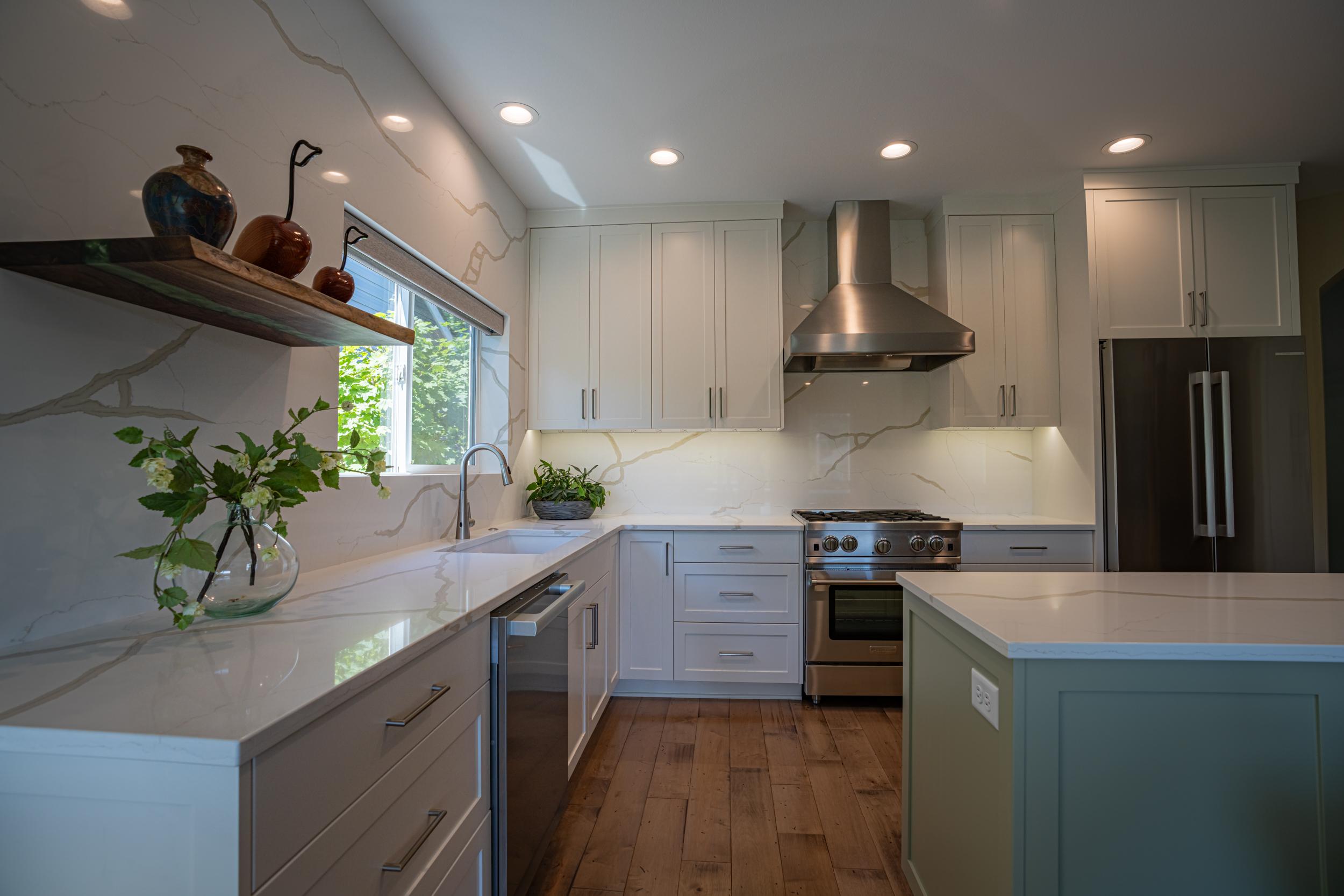 an island in the middle of a kitchen